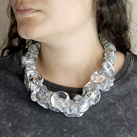 Colar bordado com botões efeito cristal reciclados - estúdio marcha - comprar online