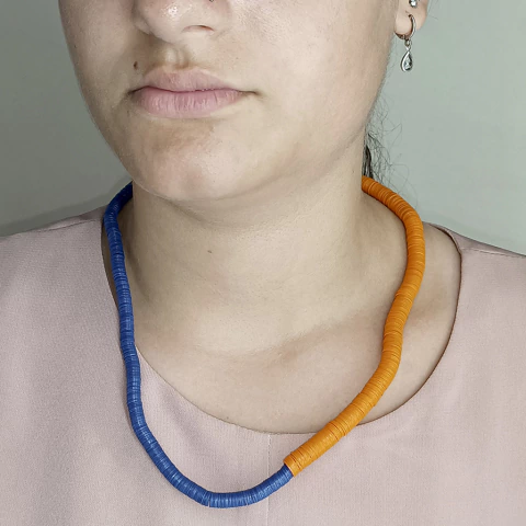 Colar modular com Paetês Reutilizados bicolor azul royal e laranja - estúdio marcha - comprar online
