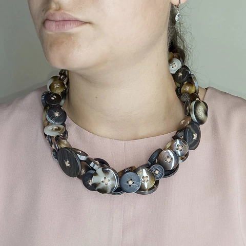 Colar bordado com botões de alfaiataria efeito tartaruga reciclados - estúdio marcha - comprar online