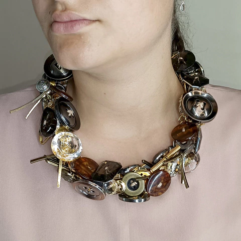 Colar bordado com aviamentos diversos reciclados - estúdio marcha - comprar online