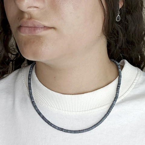 Colar com Paetês Reutilizados grafite - estúdio marcha - comprar online