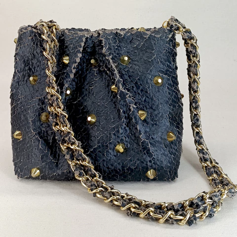 Bolsa crossbody couro ecolégico efeito Destroyed Preta com spikes dourados - estúdio marcha - comprar online