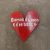 Coração vermelho com a frase "O amor é lindo e é de graça" pintada em branco.