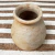 Vaso de cerâmica em tom terracota, com acabamento rústico, ideal para decoração ou plantio.