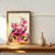 Quadro decorativo com uma calavera mexicana adornada com flores rosa, colocado sobre uma mesa de madeira.