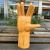 Escultura em madeira representando uma mão, com detalhes em relevo e acabamento natural.