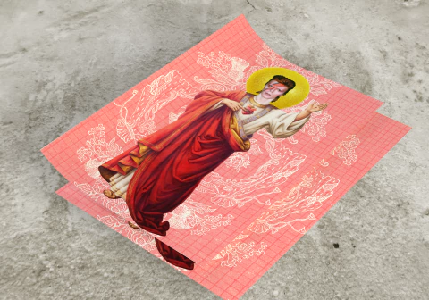 Ilustração de Jesus estilizado com o rosto do cantor David Bowie em fundo rosa com detalhes florais brancos.