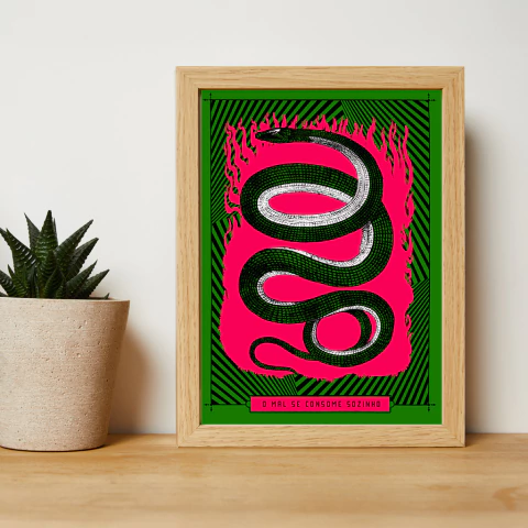Ilustração de uma cobra verde enrolada sobre um fundo rosa vibrante com bordas verdes e pretas