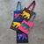 Conjunto de bolsas coloridas com estampas de animais, incluindo uma bolsa azul, uma marrom, uma rosa e outras.