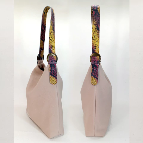 Bolsa de ombro hobo bag rose com alças em couro croco multicolorido - estúdio marcha - comprar online