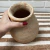 Vaso de cerâmica em tom terracota, com acabamento rústico, ideal para decoração ou plantio.