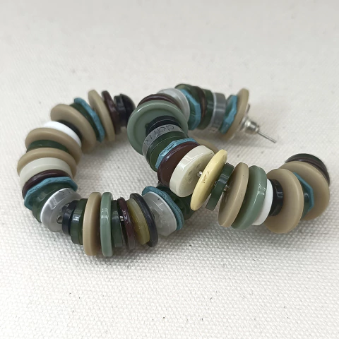 Brinco de Argola Médio com Botões Verdes - estúdio marcha - comprar online