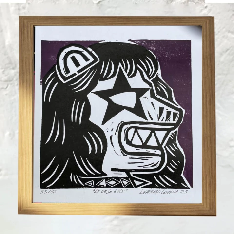 Arte em xilogravura representando um leão com uma estrela na face, emoldurada com uma moldura de madeira.