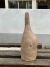 Escultura em cerâmica de um boto cor de rosa estilizado em tom marrom com acabamento fosco
