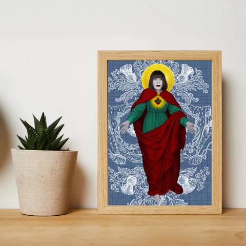 Ilustração artística de mulher com halo dourado, vestindo manto vermelho e vestido verde com coração sagrado, em fundo azul decorado com desenhos brancos