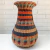 Vaso cipó ambé com design colorido em listras, feito de material trançado, com acabamento artesanal.
