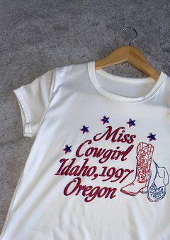 Remera m-corta morley poli estampada “Miss Cowgirl Idaho1997 Oregon” #4033-E - Edna Modas