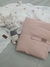 COMBO CAMBIADOR + MANTITA DE GASA BLANCA A ESTRELLAS ROSA + SONAJERO GRIS