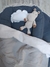 Imagen de NIDITO DE CONTENCIÓN GRIS CEMENTO LISO + MANTITA DE CORDERITO