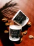 Vela aromática de chocolate branco em um fundo marrom com grãos de café ao redor.