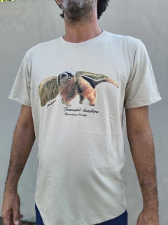 Camiseta Tamanduá Bandeira - Ivone Lyra - comprar online