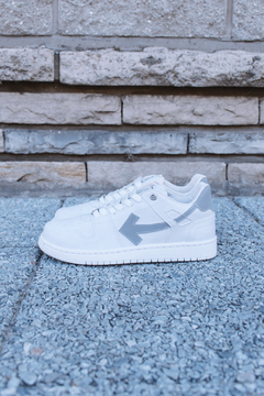 LOW ARROW blancas con gris - tienda online