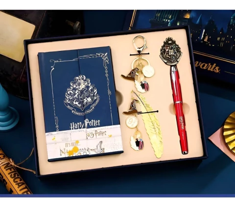 CAJA HARRY POTTER C/ CUADERNO + LLAVERO + MARCAPAGINAS + PIN + LAPICERA (GRYFFINDOR)