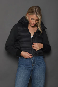Campera nylon con mangas deportivas. Bolsillos con cierre y con Capucha desmontable. Art:7239