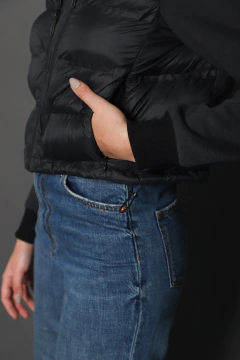 Imagen de Campera nylon con mangas deportivas. Bolsillos con cierre y con Capucha desmontable. Art:7239