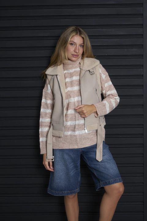 Chaleco Gamulan forrado en corderito, cinturón y bolsillos con detalle de cierres. Art: 7282 - comprar online