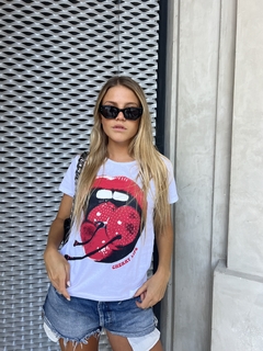 Remera algodón peinado cherry lips con tachitas. Art: 1777