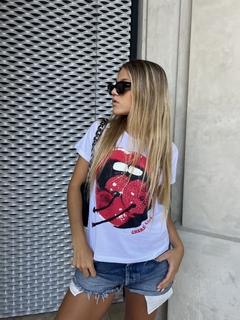 Remera algodón peinado cherry lips con tachitas. Art: 1777 en internet