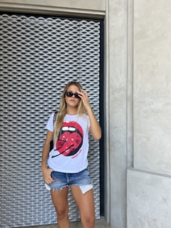 Remera algodón peinado cherry lips con tachitas. Art: 1777 - comprar online