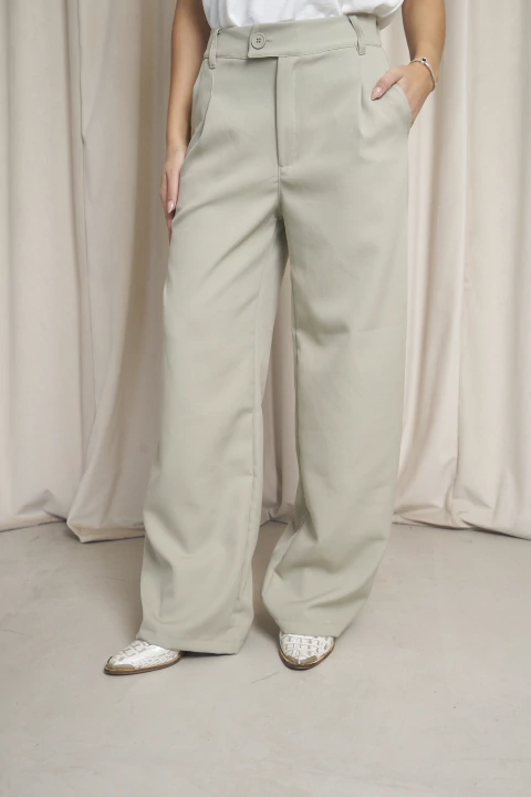 Pantalón sastrero wide leg pinzado, botón de lado, bolsillos y media cintura elastizada. Art: 2185 - comprar online