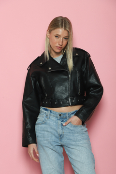 Campera Ecocuero Oversize con charretera tachas cierres y cinturon con hebilla. Art: 7269 en internet