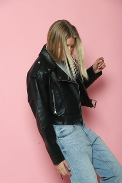 Campera Ecocuero Oversize con charretera tachas cierres y cinturon con hebilla. Art: 7269 - amaika