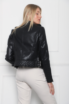 Campera de eco cuero cruzada con cierres, detalle de alforzas en los costados y hebillas en la cintura con diseño. Art: 7273 en internet