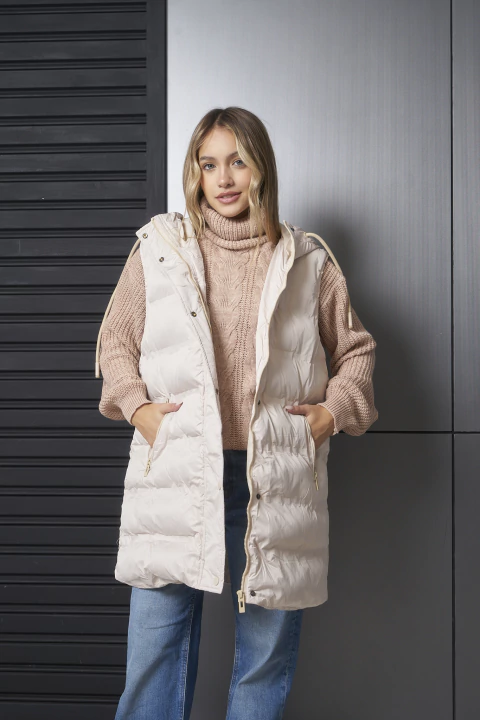 Chaleco largo con capucha, bolsillos y pestaña con clips. Art: 7295 - comprar online