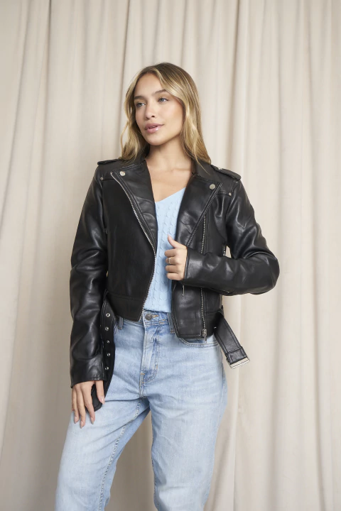 Campera Ecocuero importada con detalles de cierres, tachas y cinturón. Art: 7315 - comprar online