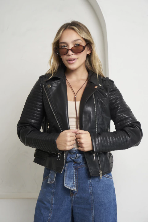 Campera Ecocuero importada con detalles de costura en la mangas, cierres y tachas. Art: 7317 - comprar online