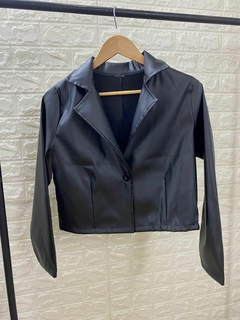 Blazer corto engomado con solapa un botón. Art: 9666