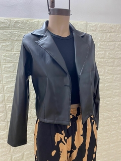 Blazer corto engomado con solapa un botón. Art: 9666 - comprar online