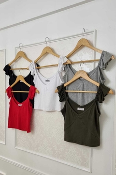 Pupera Musculosa Didi De Morley Viscosa con voladito en el bretel y recorte en el busto Art 3523 - amaika