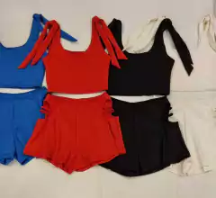 Conjunto Aurora De Crepe Viscosa Top: Musculosa con nudos en los hombros Short: con aberturas y tiritas en los laterales Art 7075 - tienda online