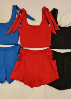 Imagen de Conjunto Aurora De Crepe Viscosa Top: Musculosa con nudos en los hombros Short: con aberturas y tiritas en los laterales Art 7075