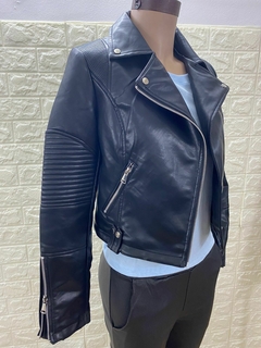 Campera Ecocuero cruzada con tachas, cierres en los puños y detalle de pespunte en la mangas. Art: 7271 en internet