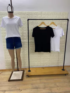 Remera Básica escote en U de Algodón peinado con tajitos a los costados. Art: 3725 - amaika