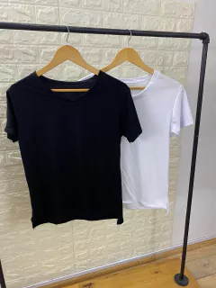 Remera Básica escote en U de Algodón peinado con tajitos a los costados. Art: 3725 - comprar online