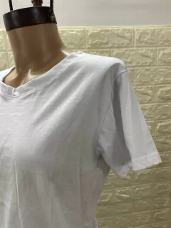 Remera Básica escote en U de Algodón peinado con tajitos a los costados. Art: 3725