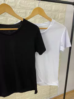 Imagen de Remera Básica escote en U de Algodón peinado con tajitos a los costados. Art: 3725
